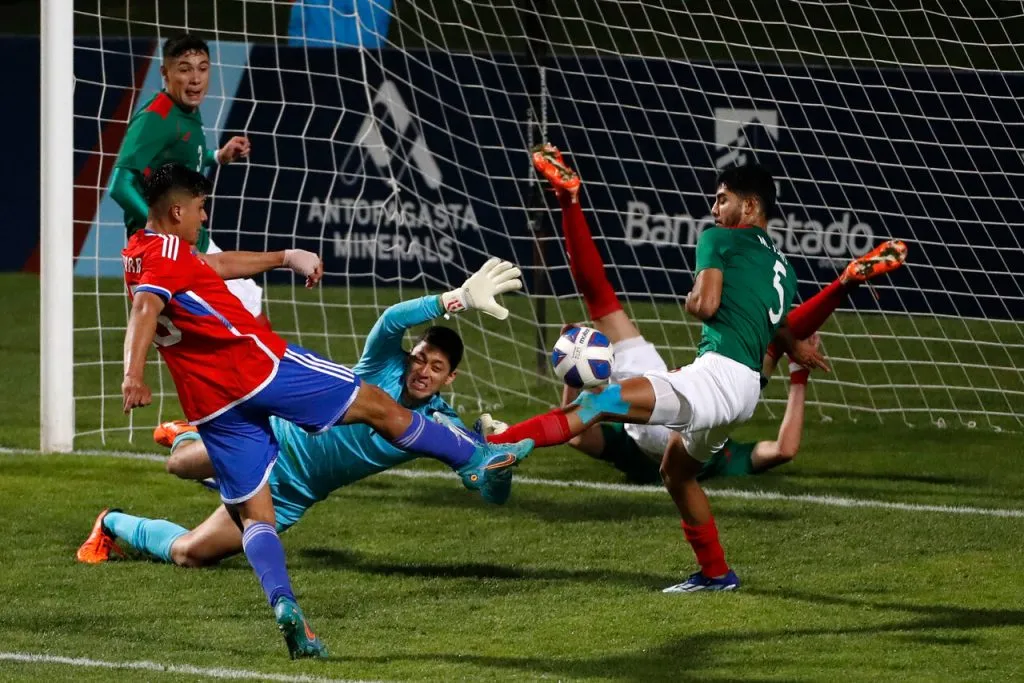 Damián Pizarro en los Juegos Panamericanos 2023 jugando por Chile Sub 23. Fuente: Pablo Tomasello/Santiago 2023 vía Photosport