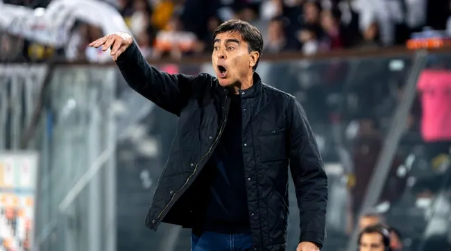 Gustavo Quinteros tiene contrato con Colo Colo hasta diciembre de 2023.