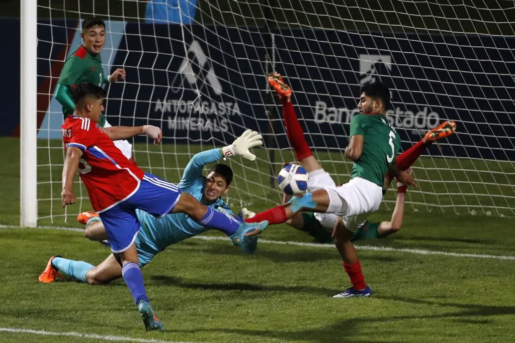 Damián Pizarro en la Selección Chilena enfrentando a México. (Foto: Photosport)