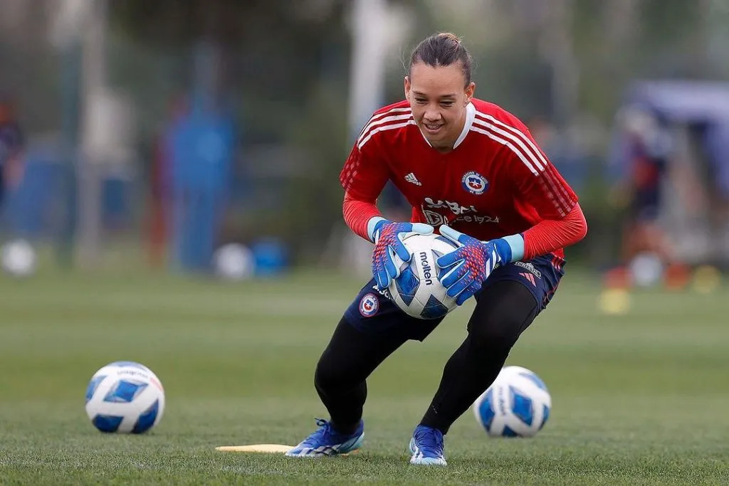 Christiane Endler defenderá los tres tubos en el debut en Santiago 2023 frente a Paraguay.