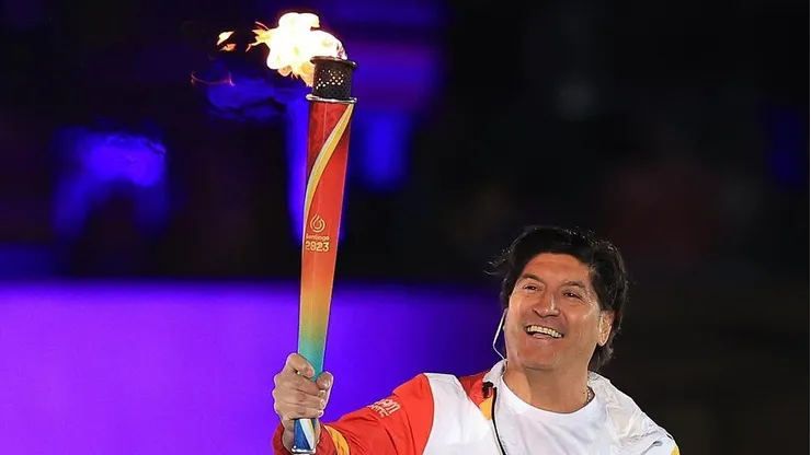 Iván Zamorano se luce con la antorcha en la inauguración de los Panamericanos