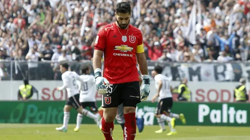 Johnny Herrera derrotado en un Superclásico. Crédito: Photosport