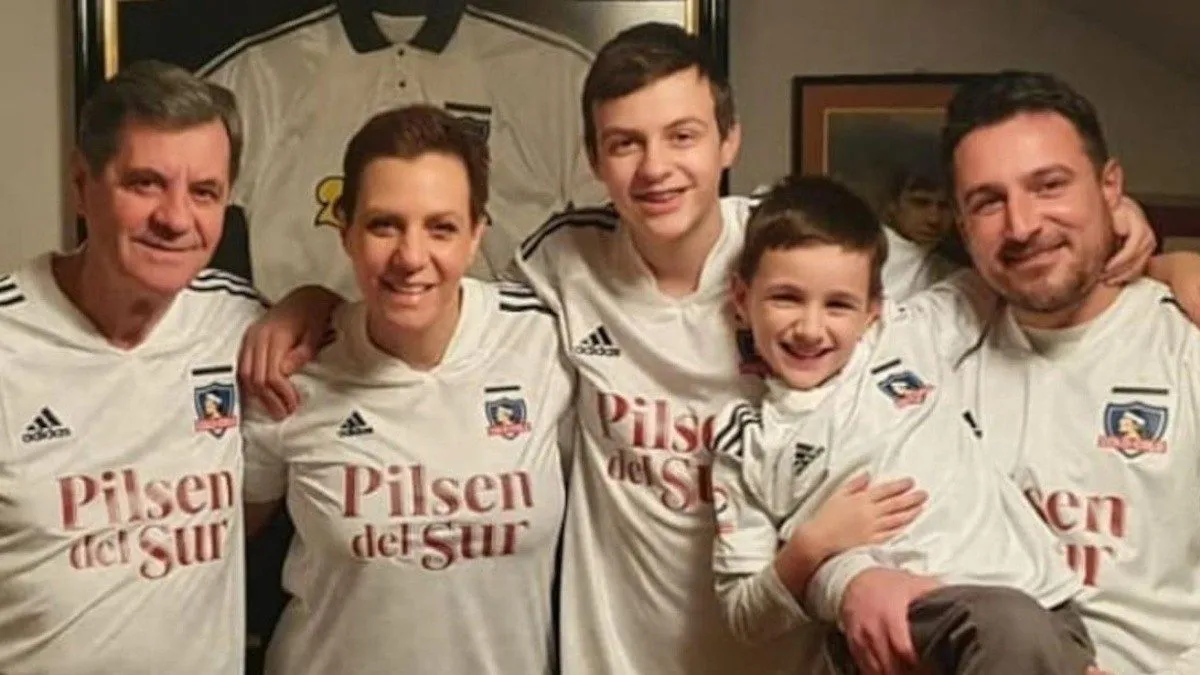 Familia de don Mirko Jozic con camisetas de Colo Colo. (Foto: @lanatonci)