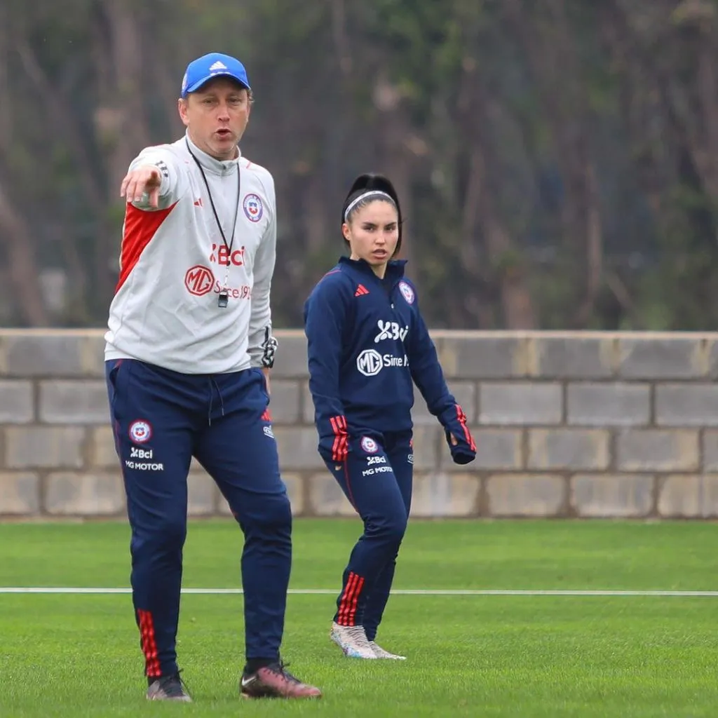 Luis Mena en la Roja