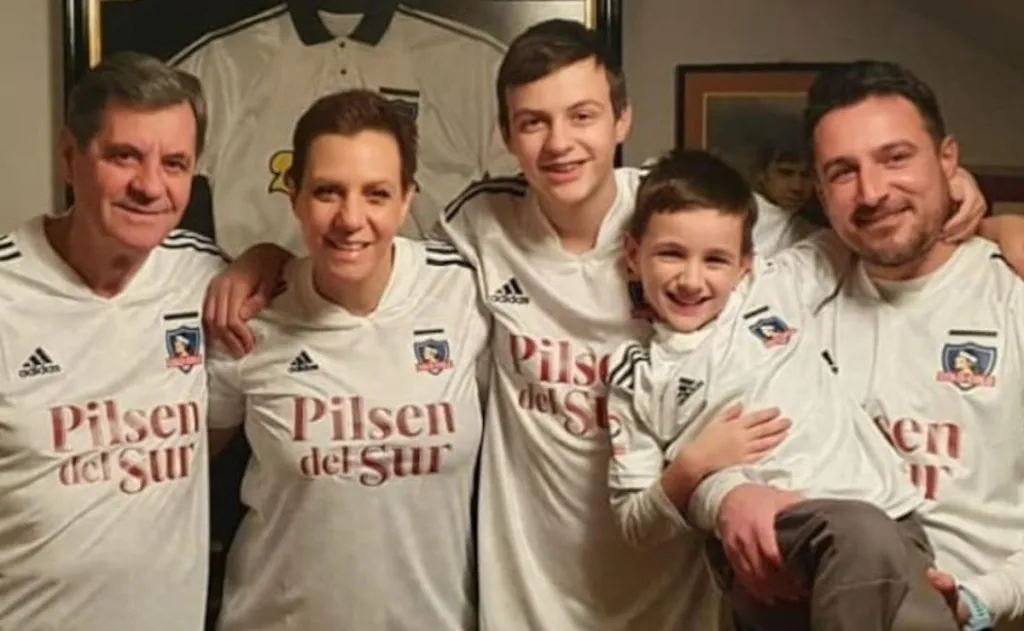 Mirko Jozic posa con la camiseta de Colo Colo junto a su familia.