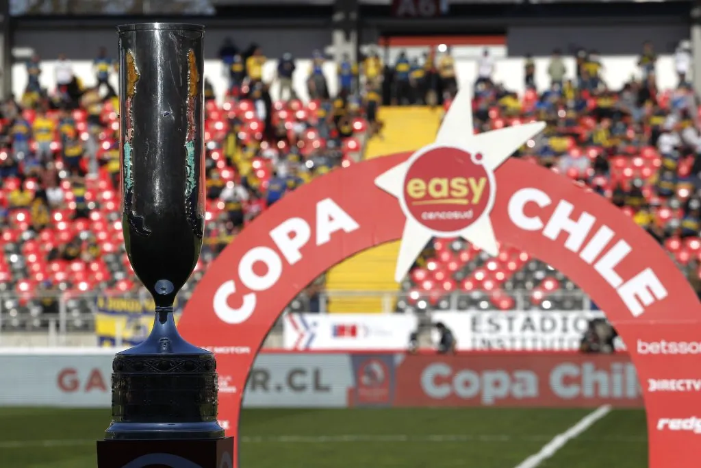 El trofeo que se adjudica el campeón de Copa Chile.