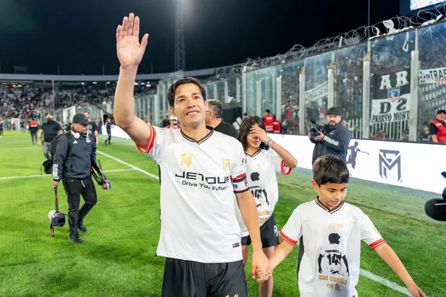 Matías Fernández disfrutó con sus hijos en la despedida.