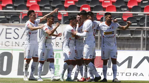 Cobreloa logra el ascenso a Primera División.