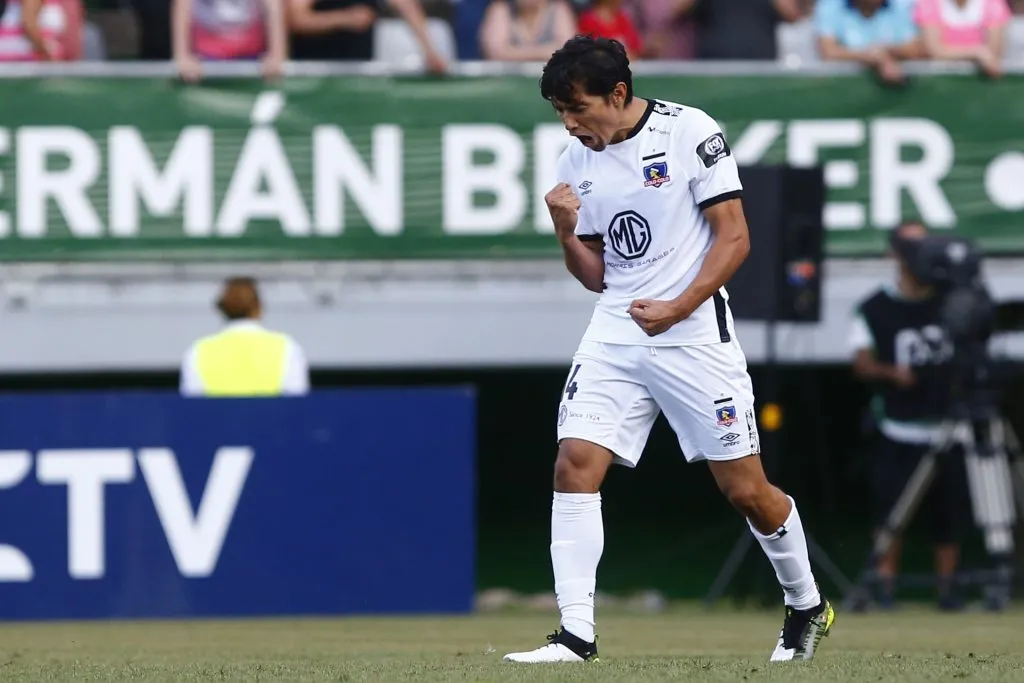 Matías Fernández celebrando en Temuco con la camiseta de Colo Colo. (Foto: Photosport)