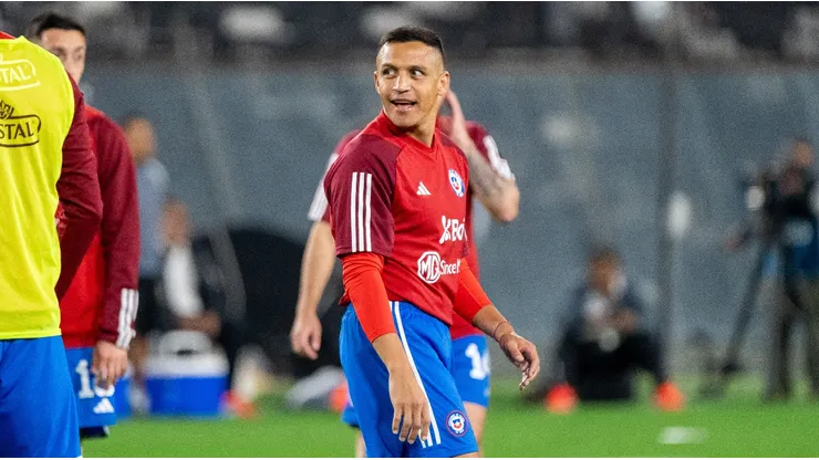 Alexis Sánchez critica el campo de juego del Monumental.
