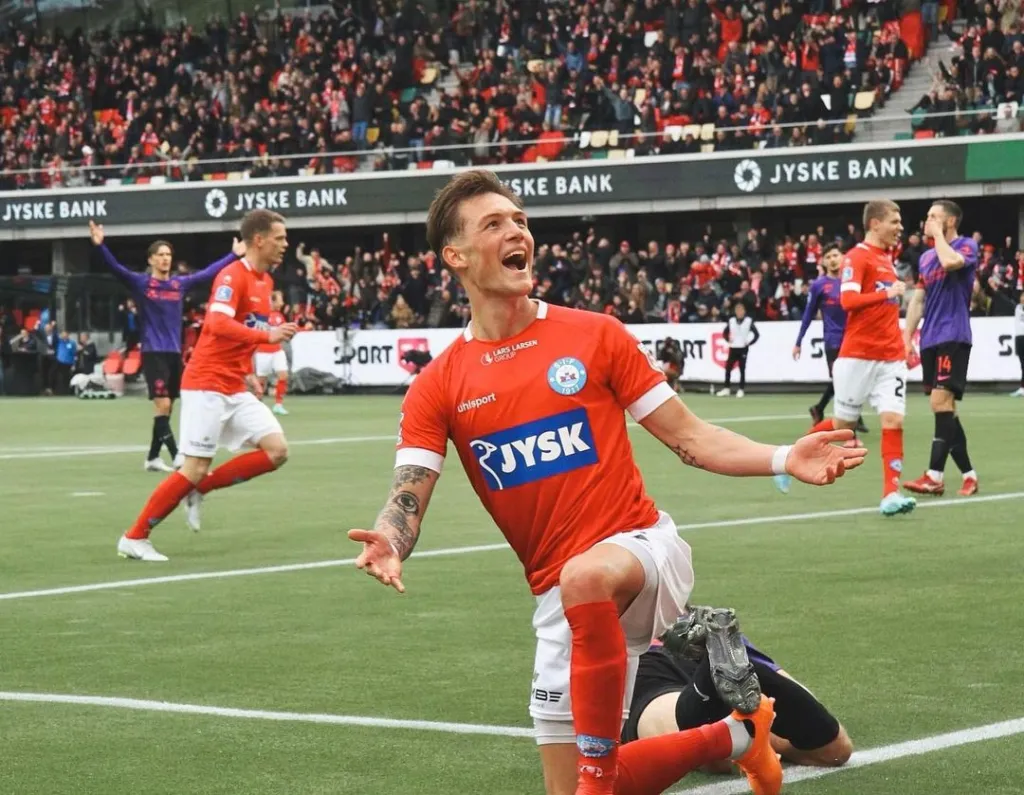 Oliver Sonne busca su oportunidad ante Chile en Eliminatorias.