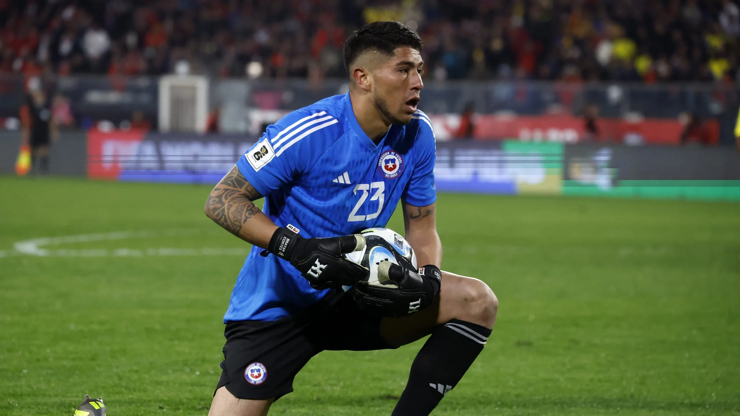 Brayan Cortés en el arco de la Roja de Todos en el inicio de las Eliminatorias 2026.