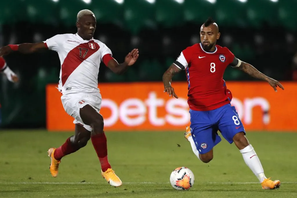 Arturo Vidal vs Perú en un partidazo en el estadio Nacional. Anotó dos goles en el triunfo 2-0 de Chile a Perú.