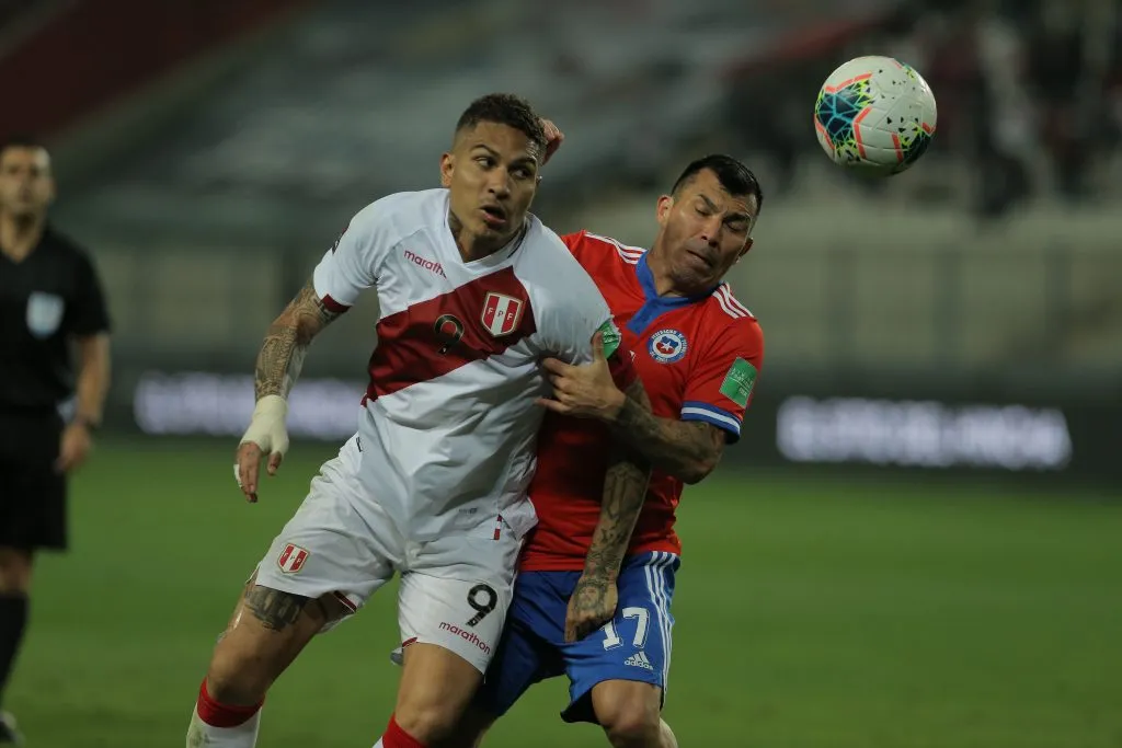 Chile vs Perú en el estadio Nacional de Lima. Gary Medel defendiendo a la Roja.