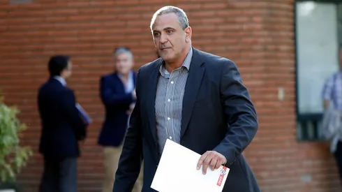 Carlos Caszely se va en picada contra Pablo Milad.