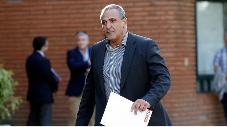 Carlos Caszely se va en picada contra Pablo Milad.