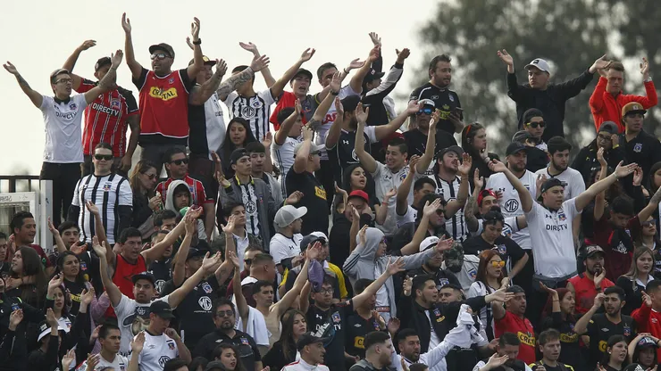 Hinchas de Colo Colo en La Cisterna. Crédito: Photosport