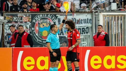 Falcón se defiende del encontrón con árbitro asistente.