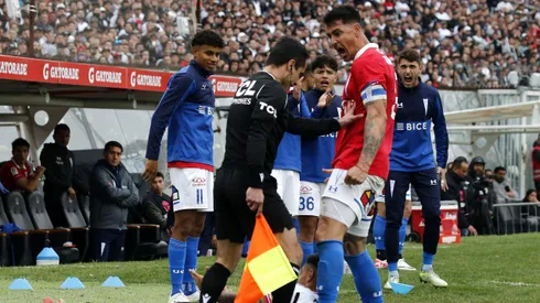 Nicolás Peric le pega a Fernando Zampedri por celebrar laterales ante Colo Colo.