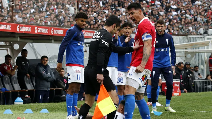 Nicolás Peric le pega a Fernando Zampedri por celebrar laterales ante Colo Colo.