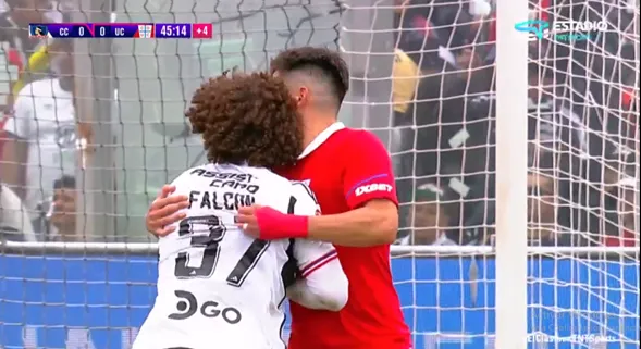 El comienzo de la jugada del penal en contra de Falcón.