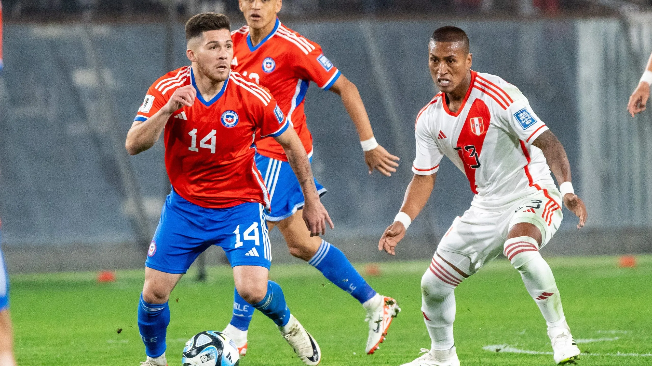 Víctor Felipe Méndez en el partido de Chile vs Perú. (Foto: Guillermo Salazar/DaleAlbo)