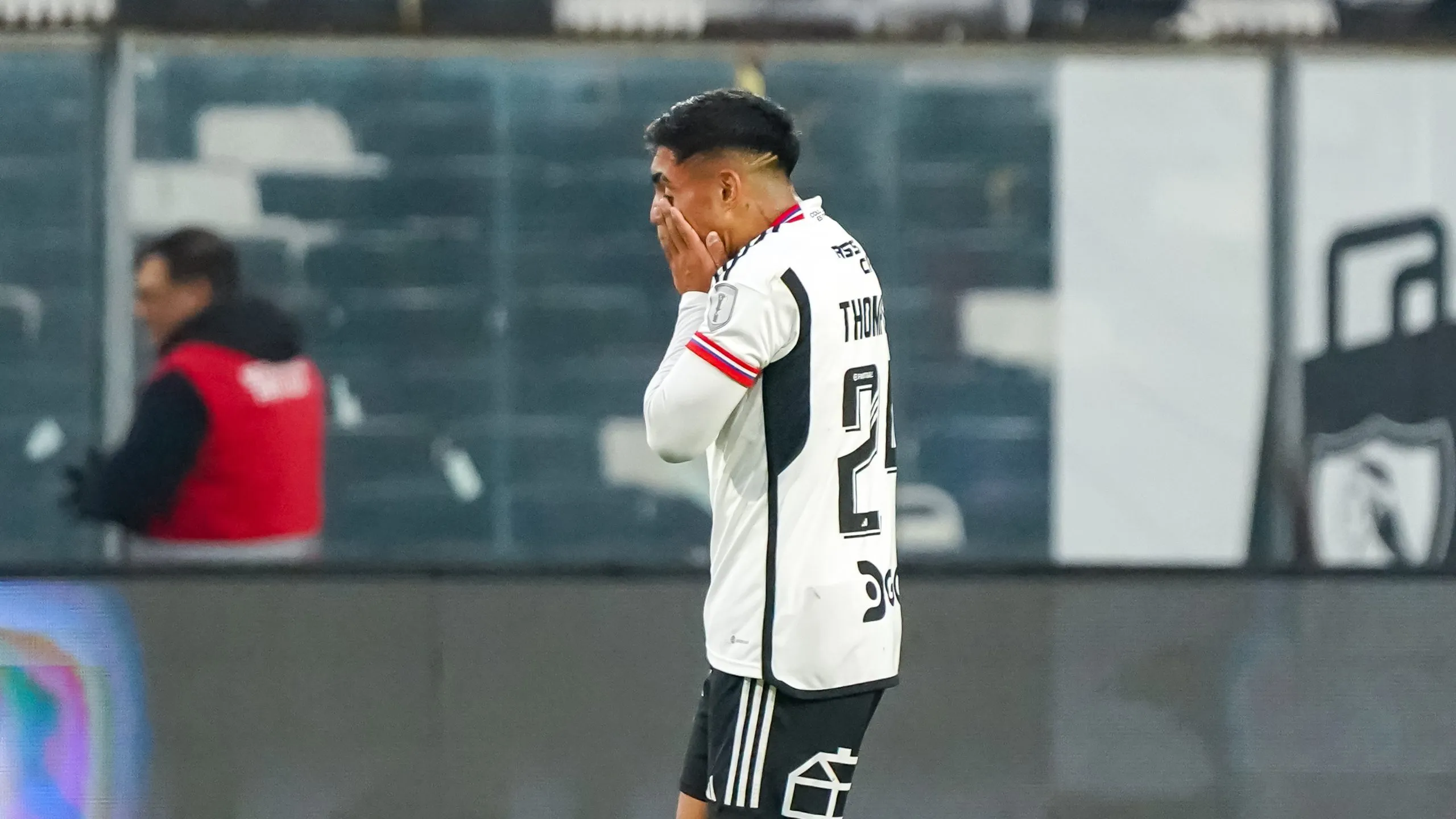 Jordhy Thompson no volverá a entrenar en Colo Colo en el corto plazo. Créditos: Guille Salazar/DaleAlbo