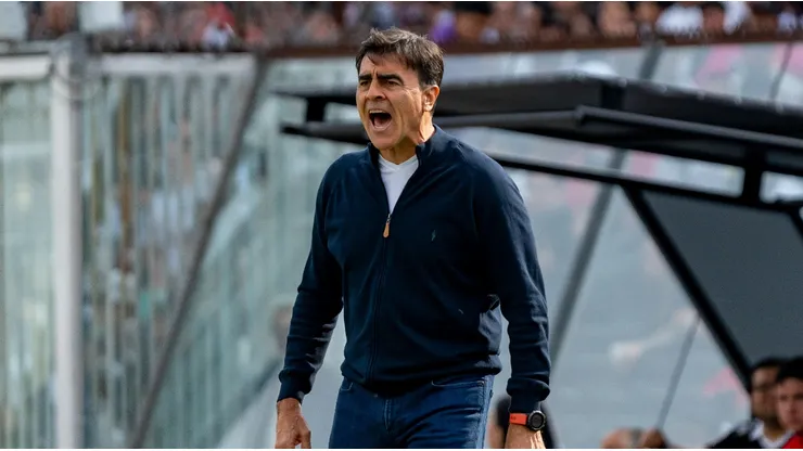 Claudio Borghi emplaza a Colo Colo por renovación de Gustavo Quinteros.