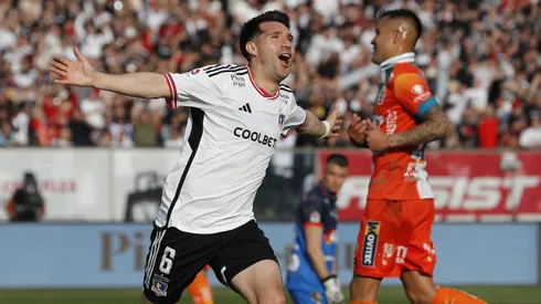 César Fuentes hace sonreír a Gustavo Quinteros.