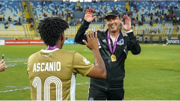 ¿Tendrá Luis Mena medalla de campeón tras el título de Colo Colo Femenino?