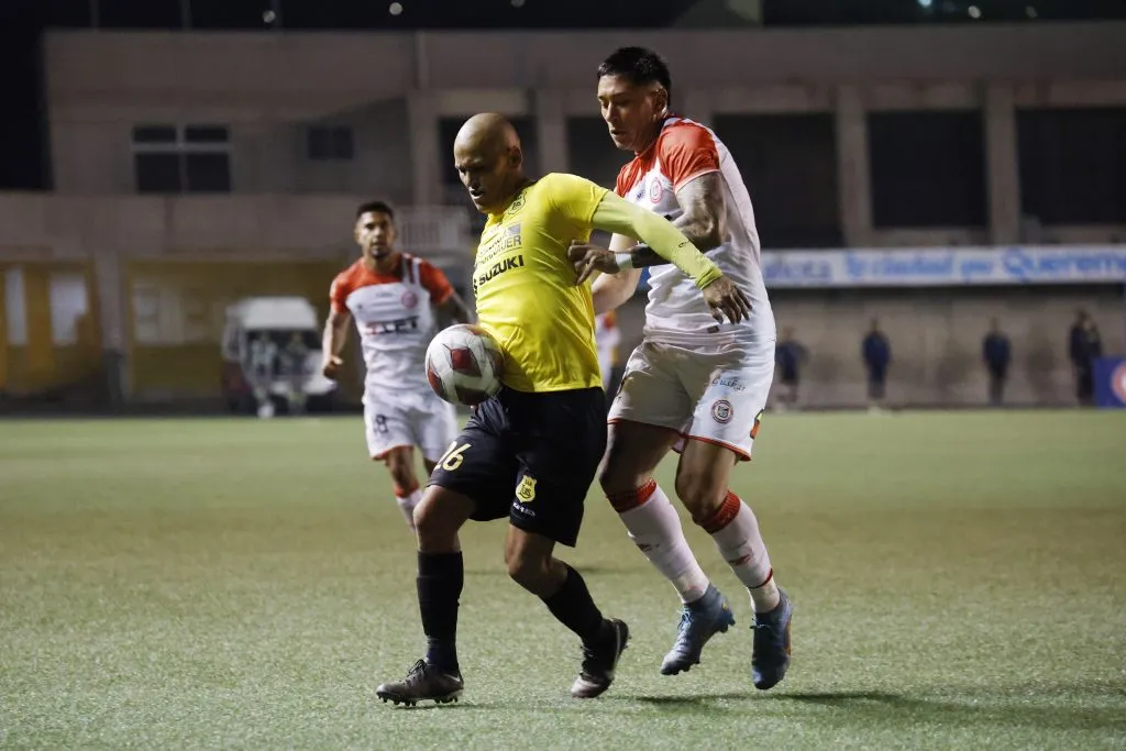 Nicolás Garrido junto a Humberto Suazo. Crédito: Photosport