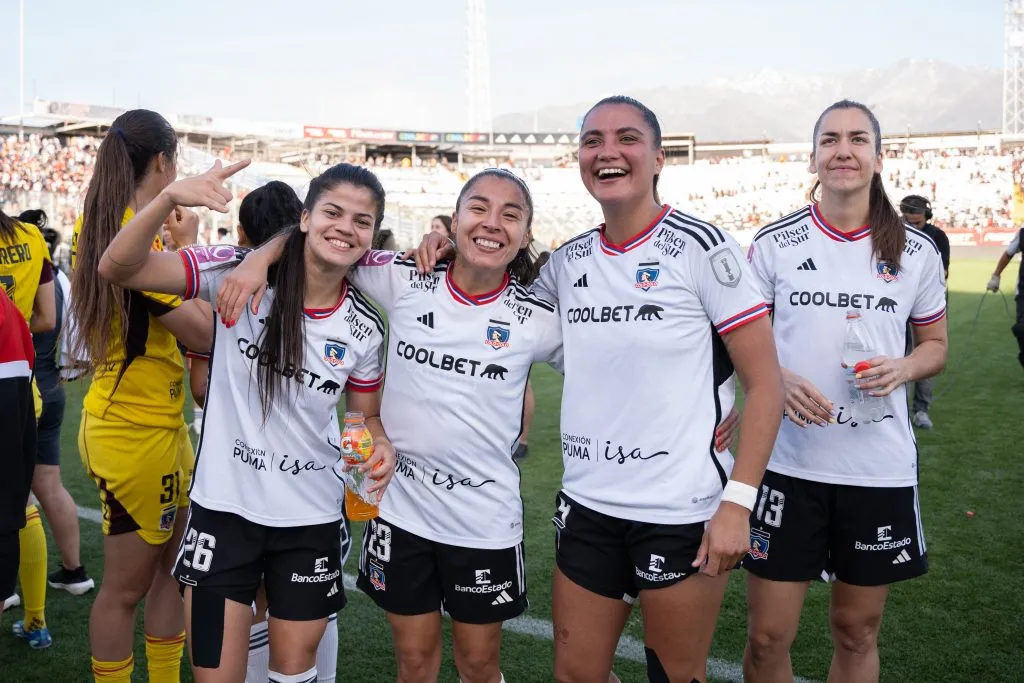 María José Urrutia celebra junto a sus compañeras de Colo Colo Femenino