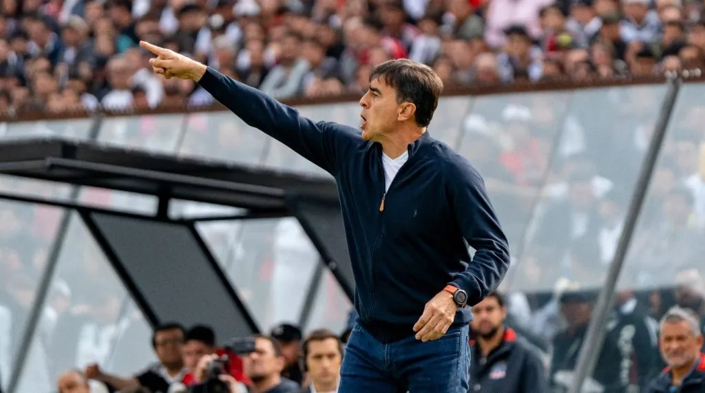 Gustavo Quinteros debe decidir su futuro