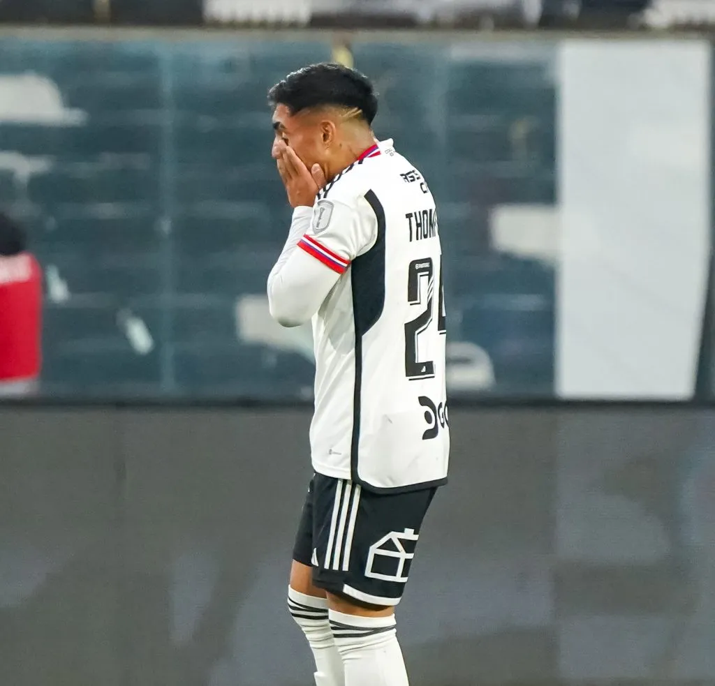 Colo Colo evalúa rescindir contrato de Jordhy Thompson.