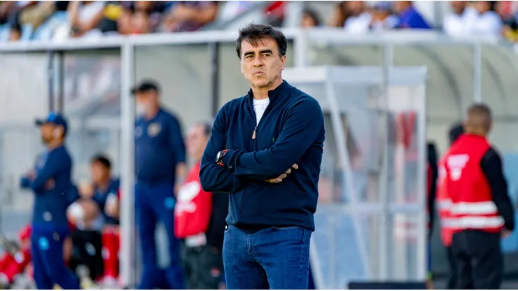 ¿Quién es el representante de Gustavo Quinteros?