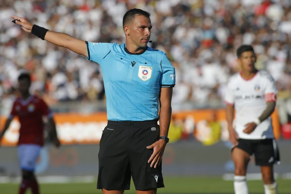 Juan Lara arbitrando a Colo Colo en la fecha 7 frente a Magallanes. 