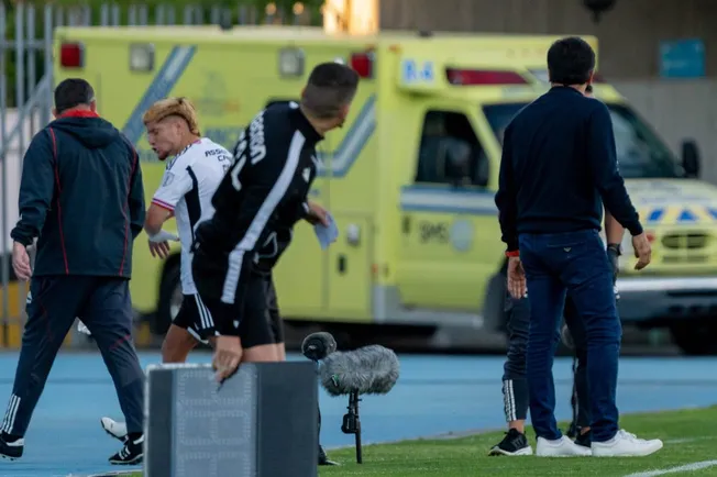 Leonardo Gil se calentó por su salida en el partido de Colo Colo.