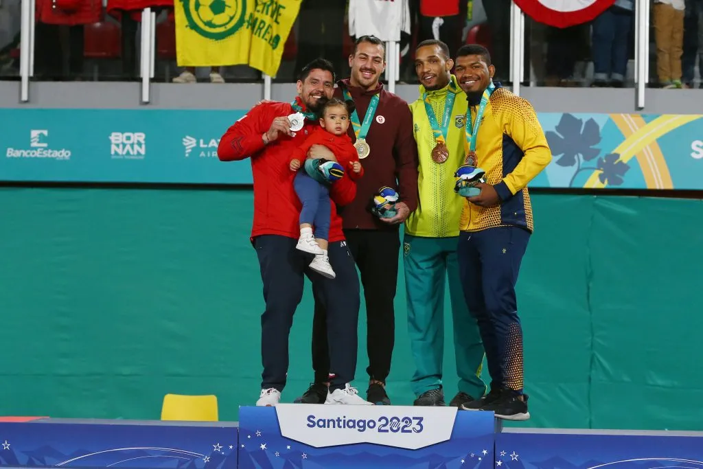 Thomas Briceño en el podio junto a su hija.