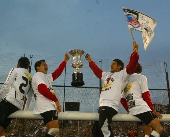 Arturo Vidal se despidió de Colo Colo conquistando el Apertura 2007 y consiguiendo un tricampeonato.