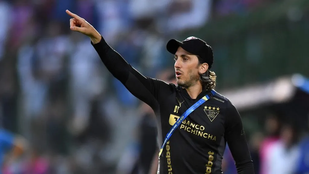 Colo Colo sigue a la espera de Luis Zubeldía.