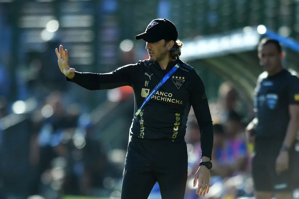Colo Colo busca convencer a Luis Zubeldía. Imagen: Marcelo Endelli/Getty Images