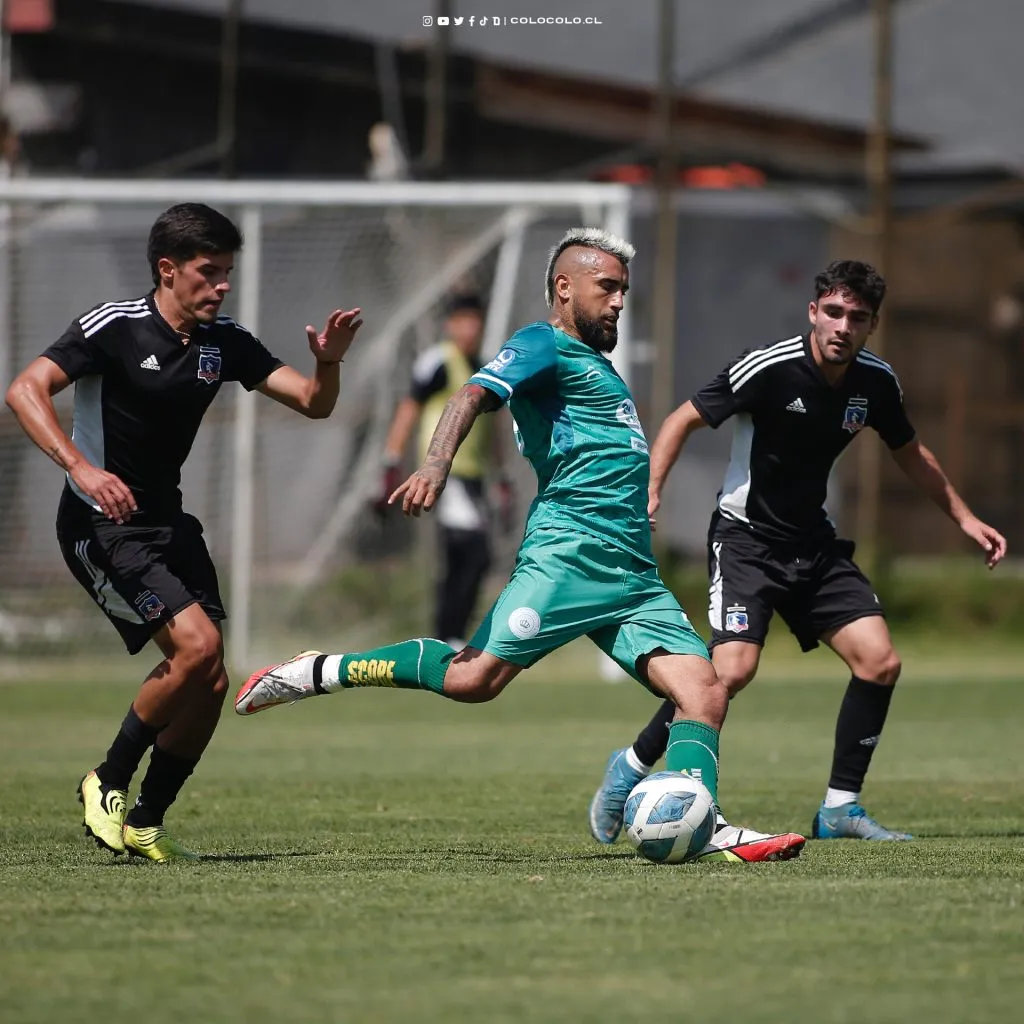 Arturo Vidal disputando un amistoso entre Rodelindo Román y Colo Colo el 2022. (Foto: Colo Colo)