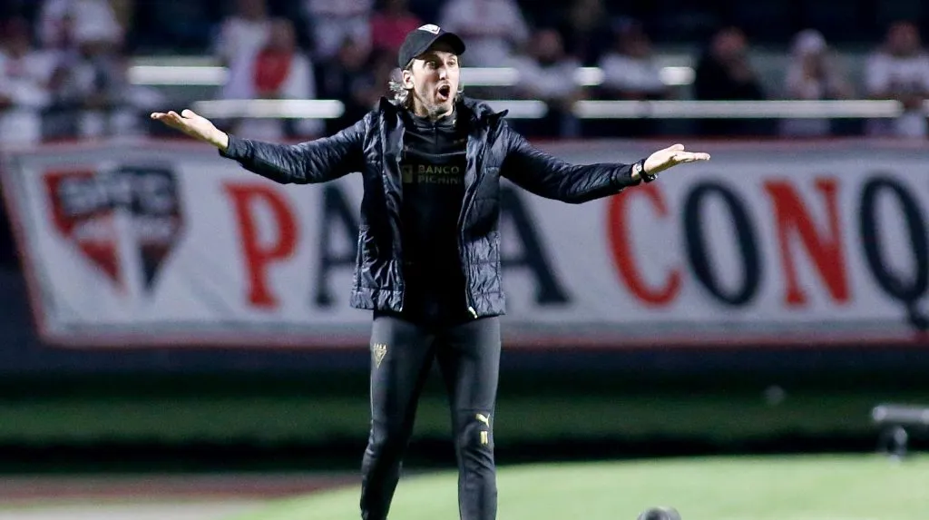 Luis Zubeldía tiene pie y medio fuera de Liga de Quito.