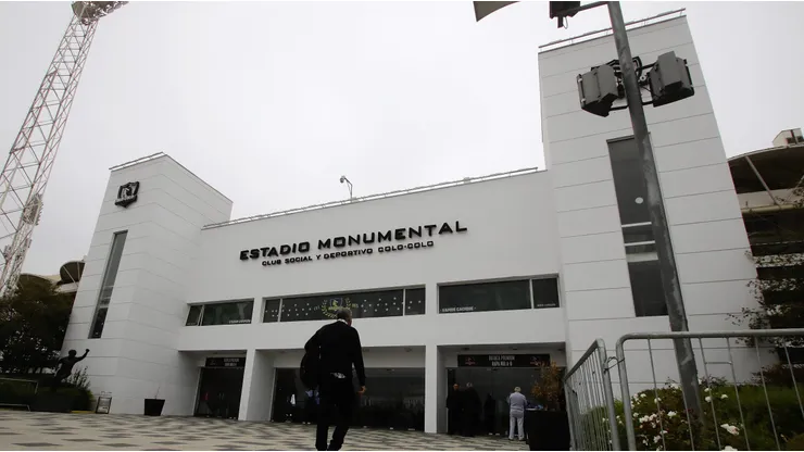 Blanco y Negro tiene clave reunión de directorio en Colo Colo.