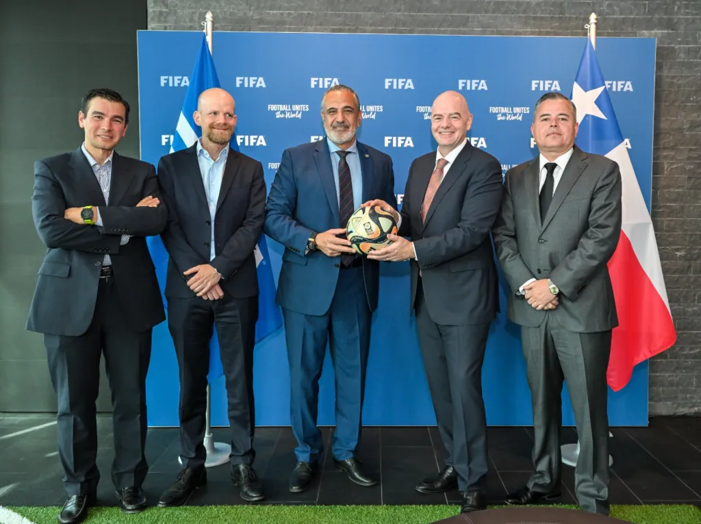 Pablo Milad en el Consejo de la FIFA junto a Gianni Infantino.
