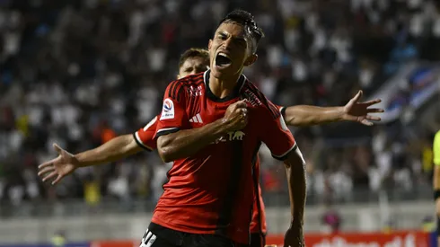 Canteranos de Colo Colo suben al columpio a Vicente Pizarro tras su celebración en Copa Chile.