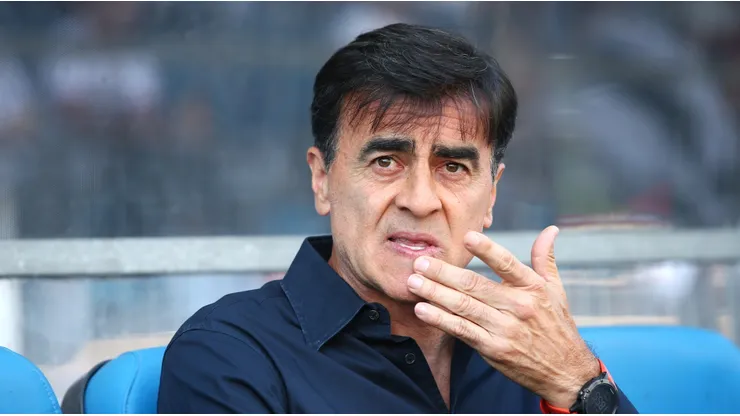 Gustavo Quinteros vive horas claves en Colo Colo.