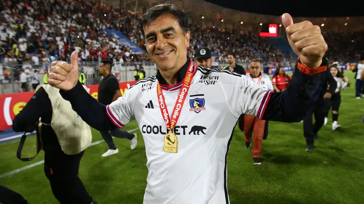 Gustavo Quinteros vive sus últimas horas como DT de Colo Colo. Imagen: Photosport.