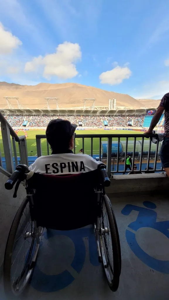 Doña Luisa Vergara con la camiseta de Marcelo Espina | Foto: DaleAlbo