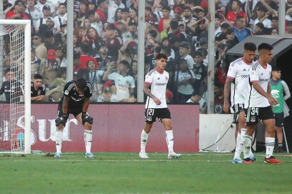 Jugadores de Colo Colo lamentando la derrota frente a Unión Española. (Foto: Photosport)